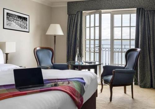 een hotelkamer met een bed met een laptop erop bij Bayview Hotel in Ballycotton