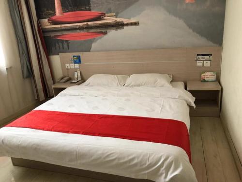 BinzhouにあるThank Inn Chain Hotel Shandong Binzhou Bohai 5th Roadのベッドルーム1室(大型ベッド1台、赤と白の毛布付)