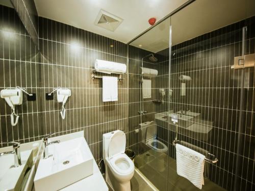 A bathroom at Thank Inn Plus Hotel Jiangsu huaian huaiyin area of the Yangtze river east road