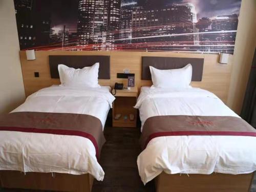 una habitación de hotel con 2 camas y una foto de una ciudad en Thank Inn Chain Hotel shandong binzhou bincheng district vocational college, en Binzhou