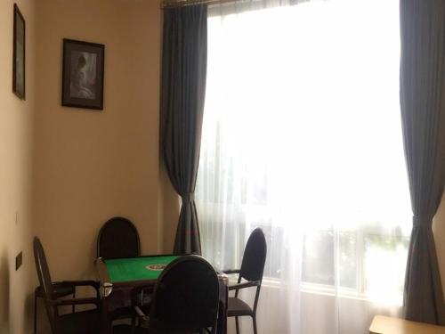 d'une salle à manger avec une table, des chaises et une fenêtre. dans l'établissement Thank Inn Chain Hotel sichuan luzhou longmatan district kaixuan city, à Luzhou