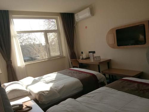 Habitación de hotel con 2 camas y ventana en Thank Inn Chain Hotel hebei xingtai nanhe county tobacco bureau, en Nanhe