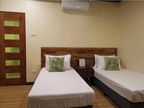 Alona Vikings Lodge 1 في بنغلاو: سريرين في غرفة مع سريرين sidx sidx sidx