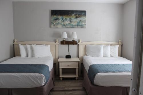 Säng eller sängar i ett rum på Shoreline Suites & Cabana Cottages – Beachfront