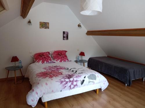Courtemaux的住宿－Chez Magali，一间卧室配有红色枕头的床