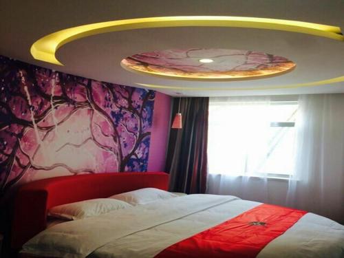 a bedroom with a bed with a pizza on the ceiling at Thank Inn Chain Hotel shandong weifang fangzi district beihai road in Weifang