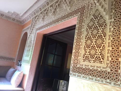 an entrance to a room with an ornate wall at Riad Salt River in Martil