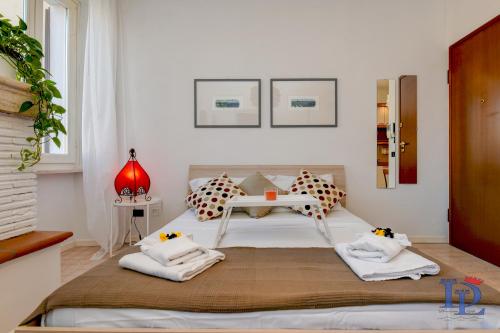 デセンツァーノ・デル・ガルダにあるDesenzanoLoft Porto Vecchioのベッドルーム1室(タオル付)