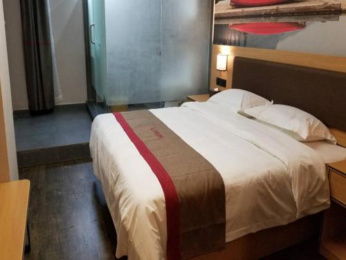 1 dormitorio con 1 cama grande en una habitación en Thank Inn Chain Hotel jiangxi ganzhou zhanggong district civilization avenue en Ganzhou