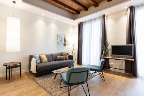 TV a/nebo společenská místnost v ubytování Aspasios Urquinaona Apartments