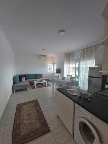 una cucina e un soggiorno con lavatrice di Robin Sea View Apartment a Sarandë