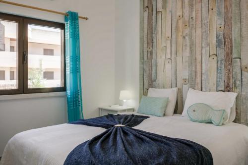 - une chambre avec un lit doté d'une couverture bleue dans l'établissement WOW Flat 200m Beach, 10min Downtown, Terrace With Sea View, à Lagos