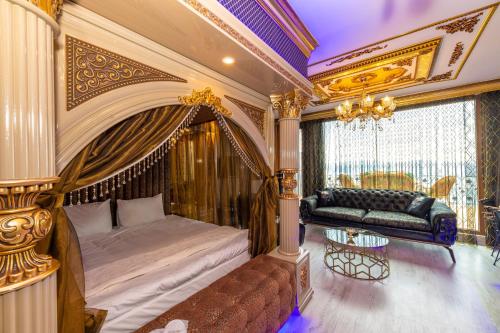 ein Schlafzimmer mit Himmelbett und Couch in der Unterkunft Istanbul Taksim Residence Hotel By MESUT in Istanbul