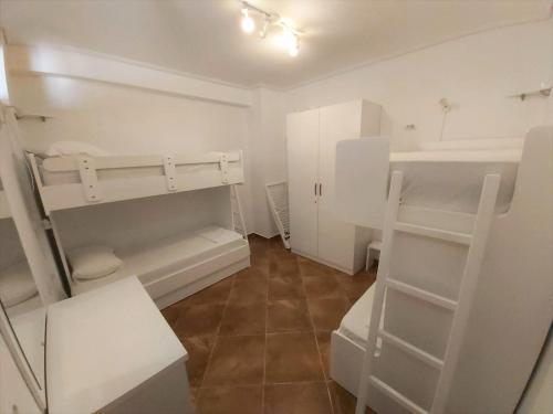 En eller flere køjesenge i et værelse på Ionian Sea View Apartment