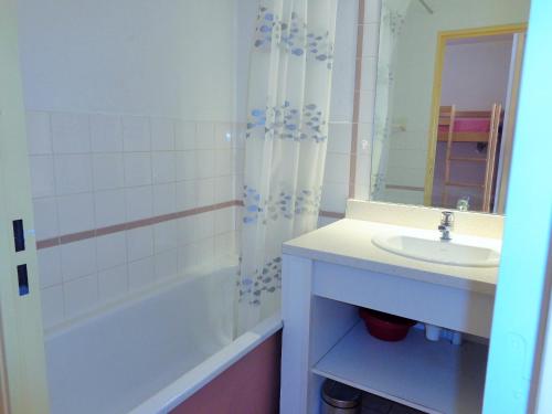 une salle de bain avec un lavabo, une baignoire et un miroir dans l'établissement STUDIO 4 PERS, PKG, 1ERE LIGNE MER, PISCINE, TENNIS, à Sète