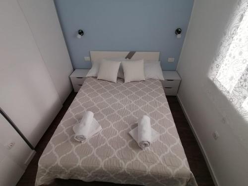 Ein Bett oder Betten in einem Zimmer der Unterkunft Apartments Jakov