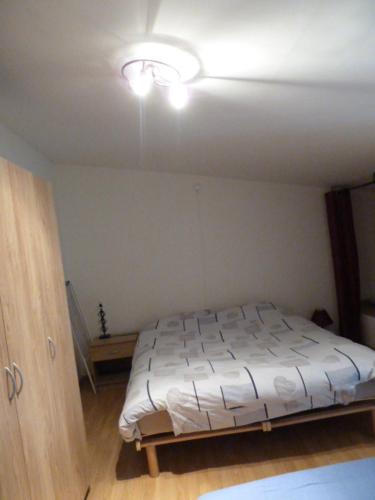 Una cama o camas en una habitación de Lac de l'Eau d'Heure appartement C23 Commodore Les Joséphines