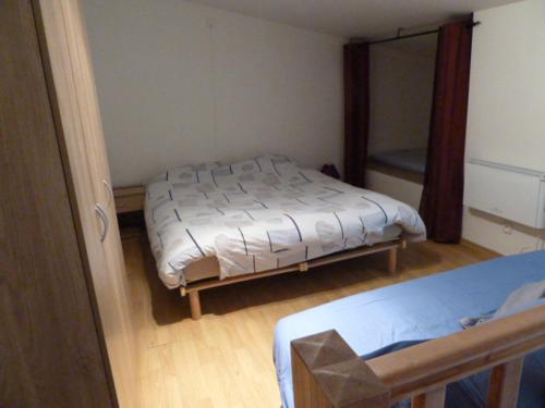 מיטה או מיטות בחדר ב-Lac de l'Eau d'Heure appartement C23 Commodore Les Joséphines
