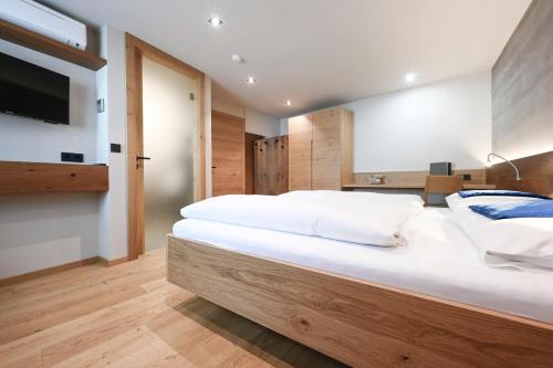 Un pat sau paturi într-o cameră la Winzerhof Kiss