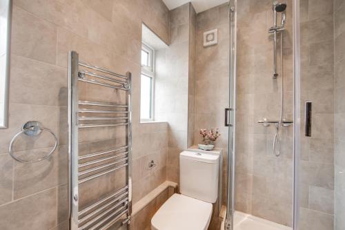 a bathroom with a shower and a toilet and a shower at Your Perfect Ashford Retreat Pet-Friendly & Business Ready in Ashford