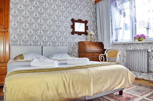 1 dormitorio con 1 cama con 2 toallas en Villa Asesor, en Gdansk