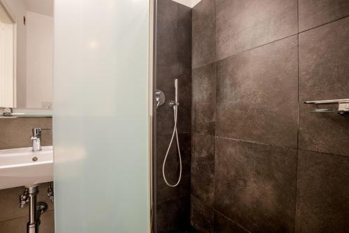 bagno con doccia e lavandino di My place a Roma