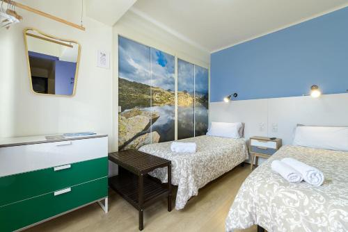 1 dormitorio con 2 camas y espejo en Apartamento Escapada, en Andorra la Vella