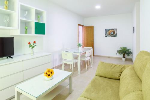 sala de estar con sofá y mesa en Apartamentos Montedunas, en Barbate