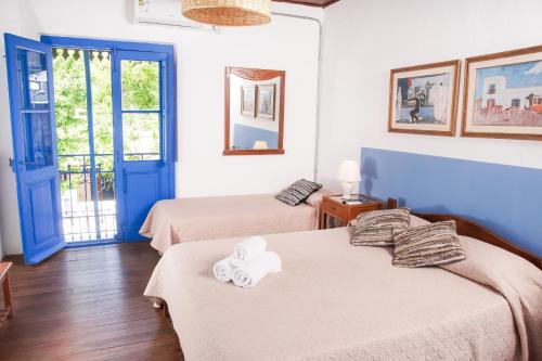 En eller flere senge i et værelse på Viajero Colonia Hostel & Suites