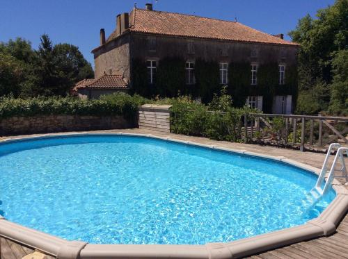 Kolam renang di atau dekat dengan The Gatehouse at the old forge