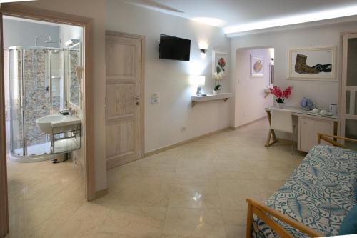 un salon avec un lavabo et une salle de bains. dans l'établissement Residenza Donna Giovanna, à Tropea