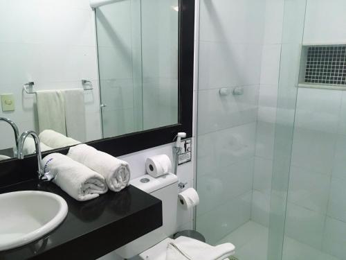W łazience znajduje się prysznic, toaleta i umywalka. w obiekcie Pousada Marbella w mieście Búzios