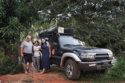 a group of people standing next to a black truck at Vacaciones Aregua (Casa Pablo) in Areguá