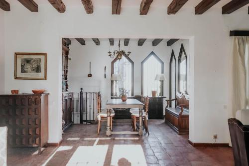 a dining room with a table and chairs at Casa de campo Villares in Dosbarrios