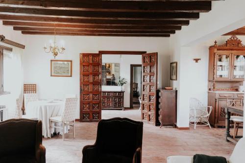a living room with a table and a kitchen at Casa de campo Villares in Dosbarrios