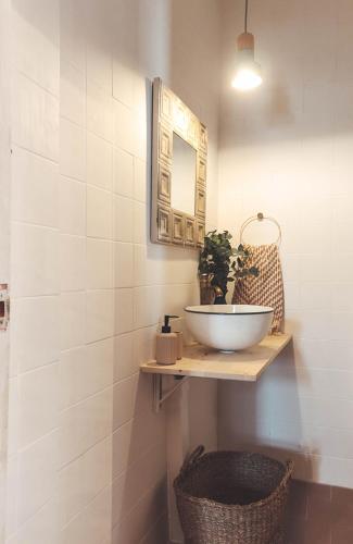 a bathroom with a bowl sink on a shelf at Casa de campo Villares in Dosbarrios