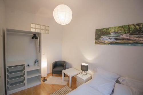 een slaapkamer met een bed, een bureau en een stoel bij Cozy 2 ROOM APARTMENT - Enjoy Viennas autumn Vibes in Wenen