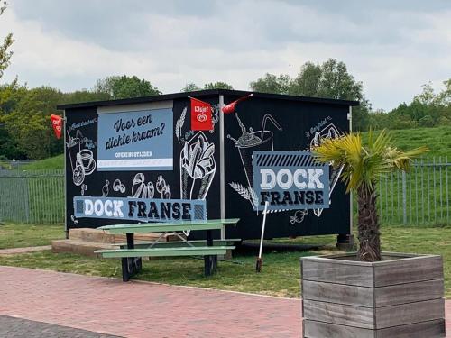 Sijil, anugerah, tanda atau dokumen lain yang dipamerkan di Marinaparcs Naarden