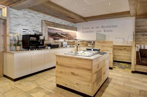 Příslušenství pro přípravu čaje a kávy v ubytování Hotel-Restaurant Bike&Snow Lederer