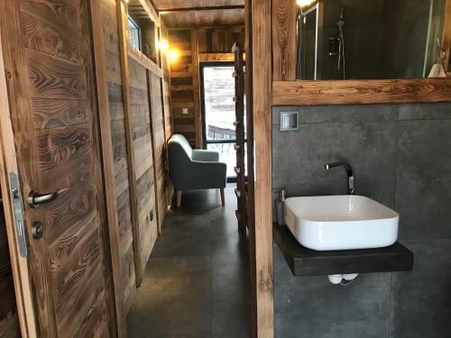 łazienka z białą umywalką i drzwiami w obiekcie Chata Dorotka w Drużbakach Wyżnych