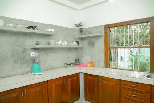 A kitchen or kitchenette at Colonial House