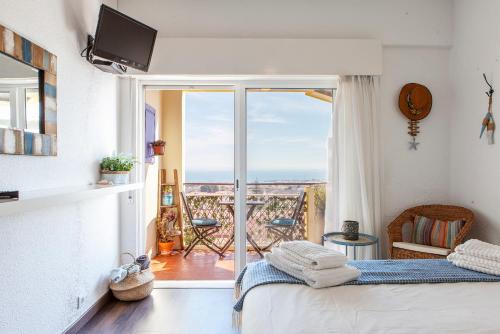 een slaapkamer met een bed en uitzicht op de oceaan bij Studio Ocean View in Cascais