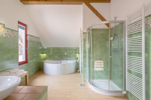 y baño con bañera, ducha y lavamanos. en Apartma Natura, en Bled