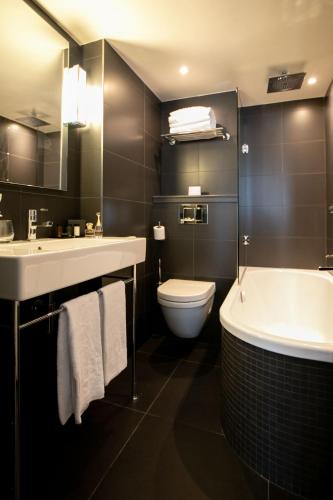 Koupelna v ubytování Le Grey Hotel