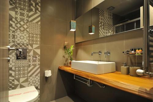 een badkamer met een witte wastafel en een toilet bij Ganimede Hotel, Galaxidi in Galaxidhion