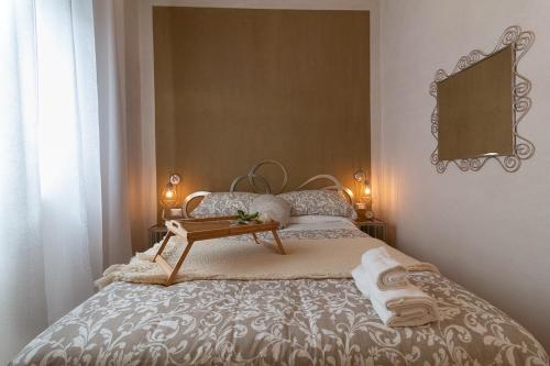 Un dormitorio con una cama con una mesa. en B&Bio la casa di Giò, en Osimo