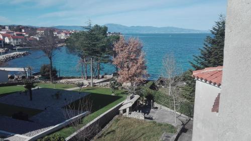 a view of the water from a building at Apartments Katić in Vantačići