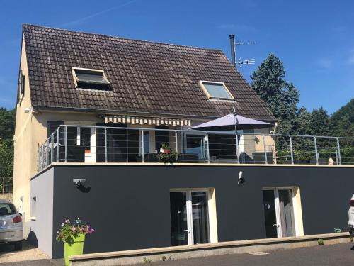 a black and white house with an umbrella at Chambres d'Hôtes Poirier Bazin in Montry