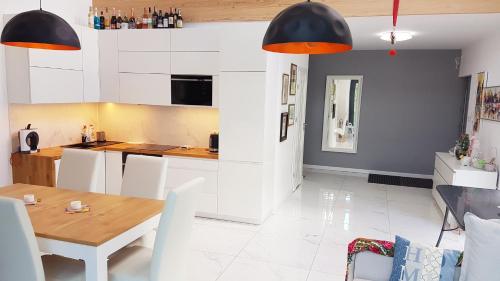 Una cocina o zona de cocina en Biały Dom Brenna