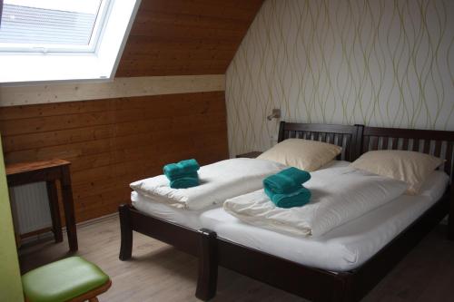 Ένα ή περισσότερα κρεβάτια σε δωμάτιο στο Gasthaus Sonne